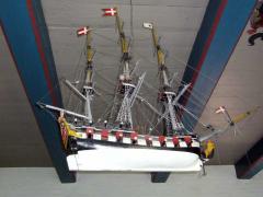 Das Modell einer dänischen Fregatte erinnert an den dänischen König Frederik VI, der beim Wiederaufbau Hooges nach der Sturmflut 1825 half